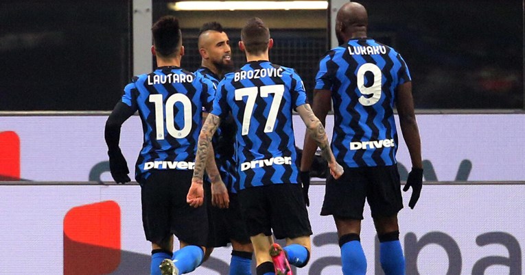 VIDEO Navijači Intera neće biti oduševljeni. Vidal ljubio grb Juventusa