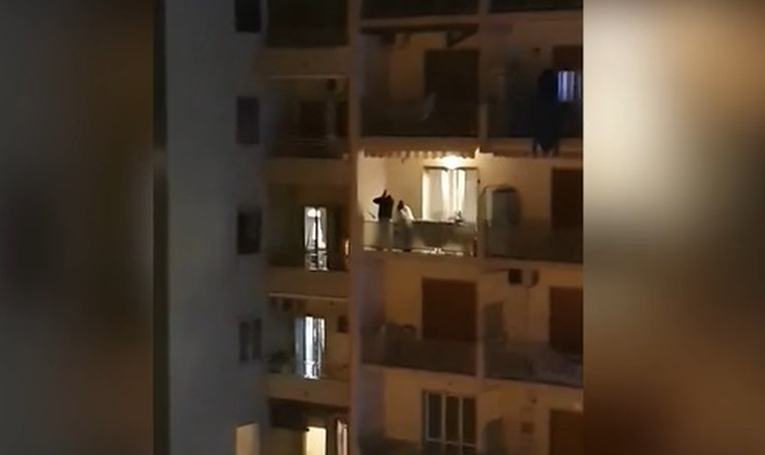 Snimka koja izaziva trnce: Talijani u karanteni izašli na balkone i zajedno zapjevali