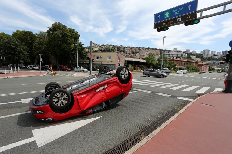 FOTO Sudarila se dva automobila u Rijeci, jedan završio na krovu