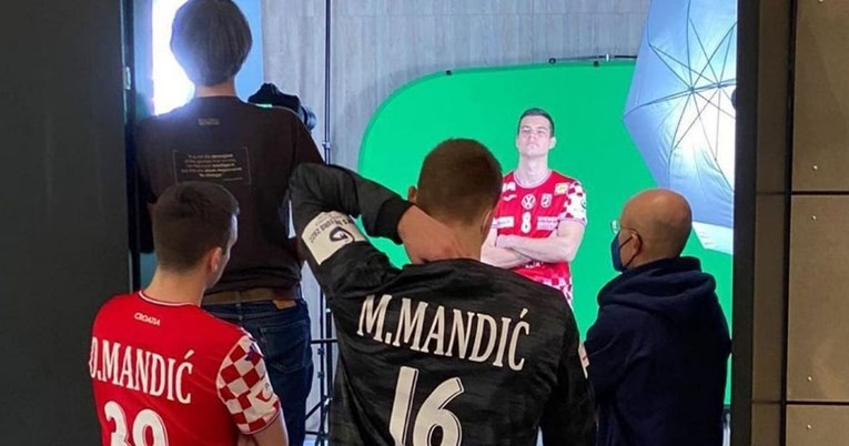 Ova fotografija najbolje opisuje kaotičnu situaciju među hrvatskim rukometašima