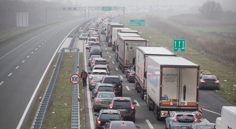 VIDEO Pogledajte kakvo je stanje na Bajakovu, kolona je kilometarska i čeka se satima