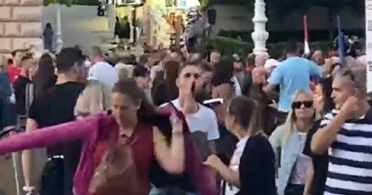 VIDEO Mladić na "Festivalu slobode" urlao i razbio bocu pa pobjegao policiji