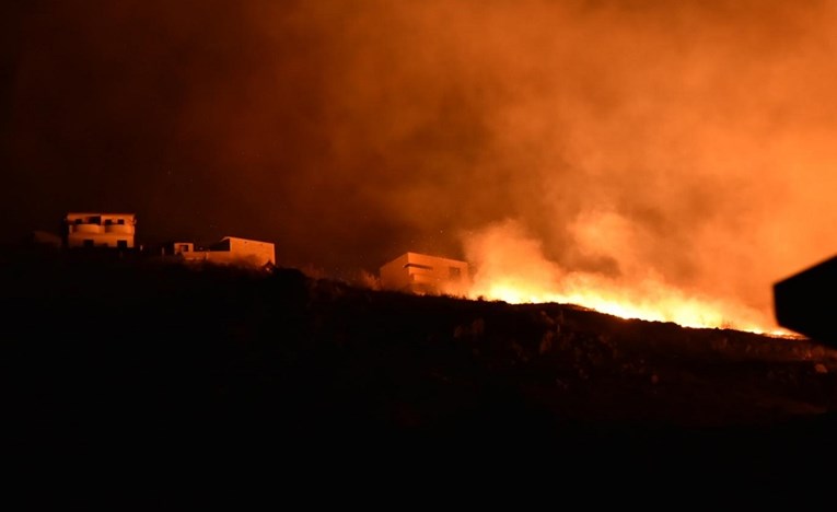 VIDEO Sto vatrogasaca gasi veliki požar kod Omiša: "Borimo se, širimo, okružujemo..."