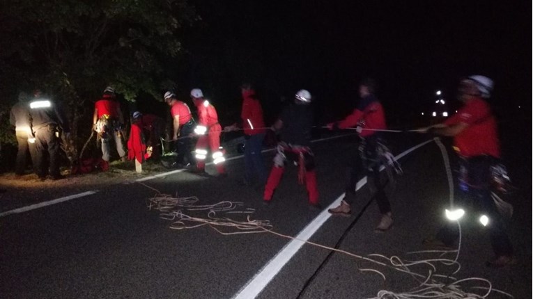 HGSS-ovci iz provalije izvukli tijelo motociklista koji je poginuo kod Gospića