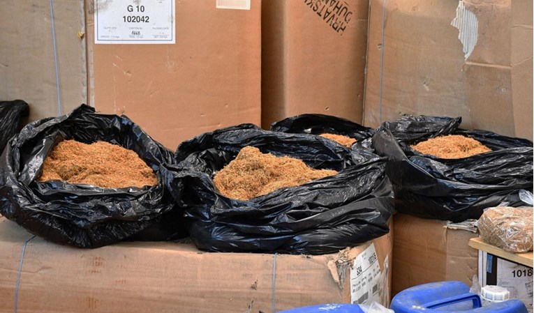 Vozač koji je krijumčario preko 300 kilograma duhana uhvaćen u Gračacu