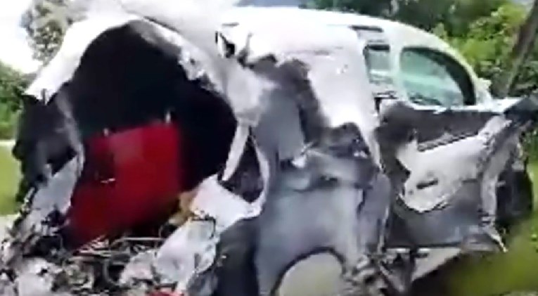 VIDEO Vlak naletio na kombi kod Gračaca, nema ozlijeđenih. Kombi je smrskan