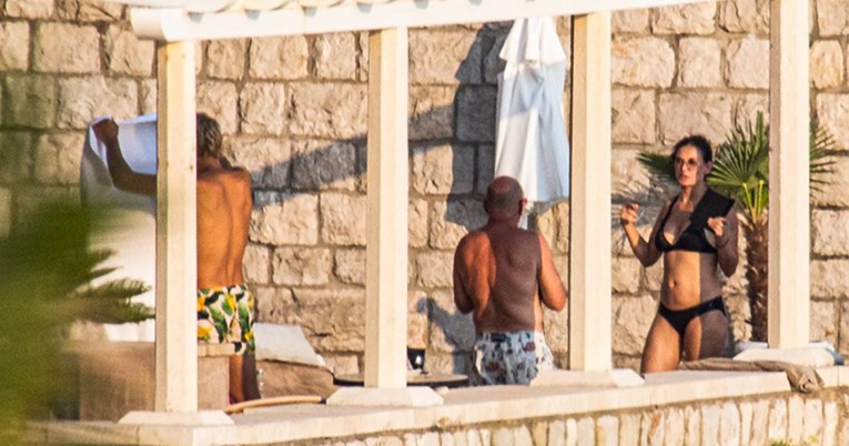 Zaista je u Hrvatskoj: Demi Moore snimljena u Dubrovniku, u badiću uživa na terasi