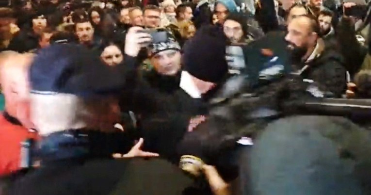 Pogledajte svađu prosvjednika s policijom koja im je blokirala put prema Markovu trgu