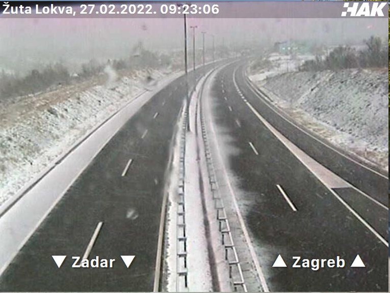FOTO Vjetar i snijeg otežavaju promet prema moru