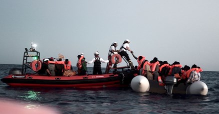 Francuska će preuzeti dio migranata s broda koji danima pluta na Mediteranu