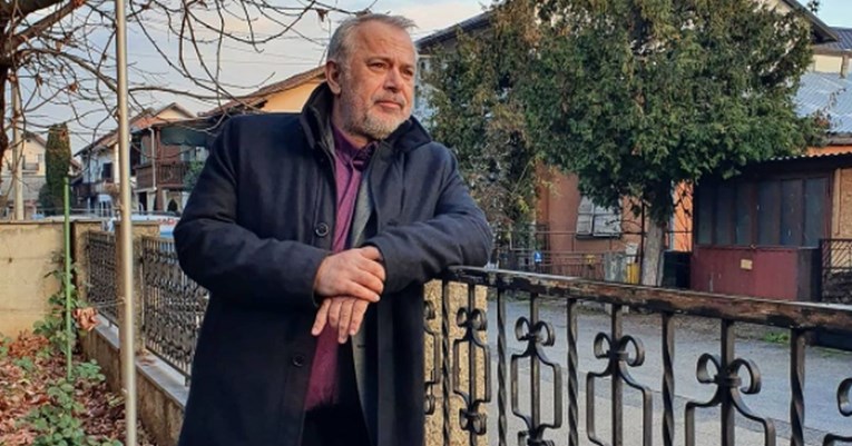 Šprajc se fotkao ispred kafića: Dva majmuna čekaju ponedjeljak da im treći otvori