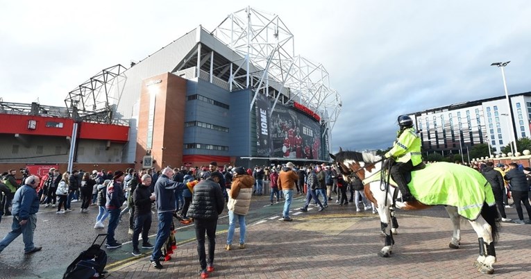 Nezapamćene scene s Old Trafforda. Navijači masovno napuštali stadion usred utakmice