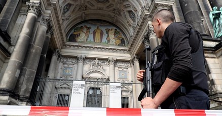 PUCNJAVA U CENTRU BERLINA Muškarac s nožem divljao po katedrali, policija ga upucala