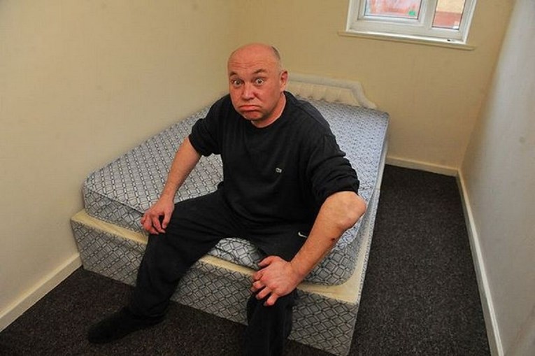 Pomogao paru beskućnika pa ostao zgrožen onim što su mu napravili
