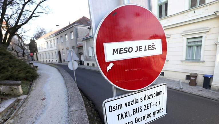 Na prometnom znaku u Zagrebu osvanula neočekivana poruka