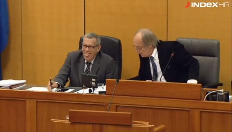 VIDEO Saborski tajnik se beljio Bulju