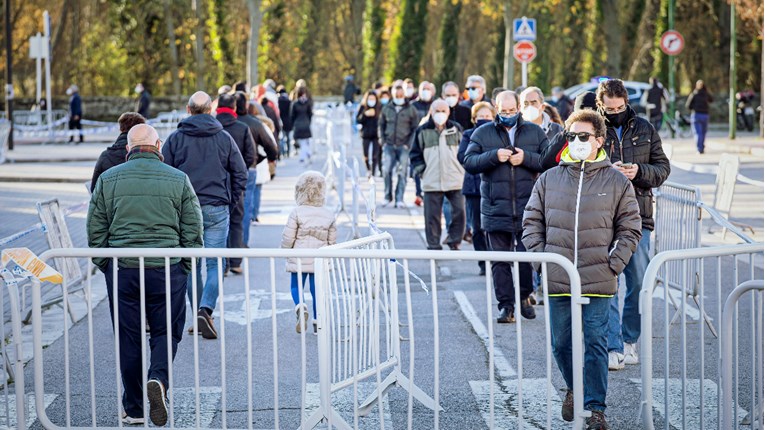 Španjolska za proslave Božića razmatra ograničenje okupljanja na šest ljudi