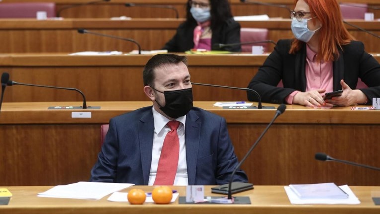 Arsen Bauk na sjednicu sabora donio mandarine u čast Balaševiću