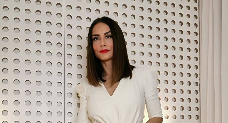 Bivša voditeljica pokazala noge u kratkoj haljini: "Komad žene u svakom smislu"