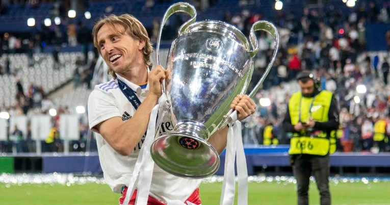 Modrić objavio sliku s trofejem, nižu se lajkovi i čestitke