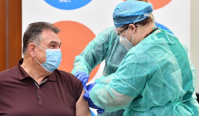 Čačić se cijepio pa poručio: Naš model mjera dao je rezultate