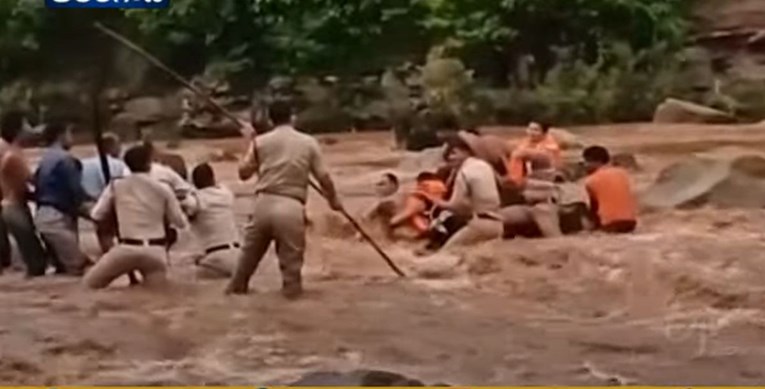 VIDEO Dvije cure ušle u rijeku da naprave selfie, moralo ih spašavati cijelo selo
