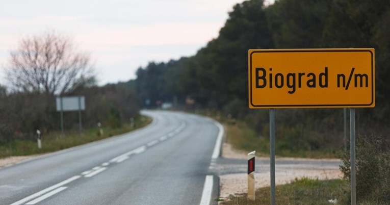 Mnogi ne vjeruju da je Gradska uprava Biograda postavila ovo upozorenje: "Glupane..."