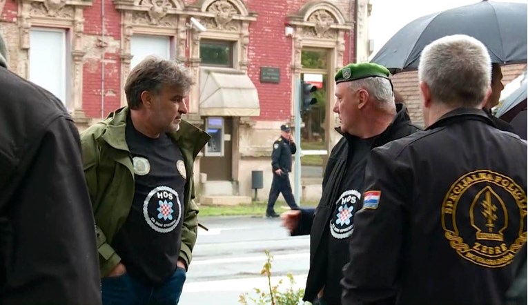 Tip koji nosi ustaški pozdrav na majici: Nećemo dozvoliti rehabilitaciju ustaštva