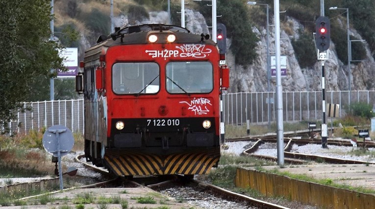 U naletu vlaka na pruzi Šibenik-Ražine ozlijeđena jedna osoba