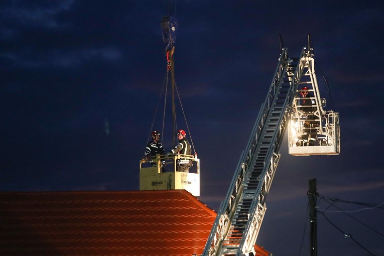 FOTO Gorjela kuća u zagrebačkom Prečkom, žena pala u nesvijest