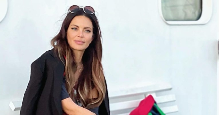 Nikolina Ristović pokazala ogroman dekolte: "Početak večernje terapije"