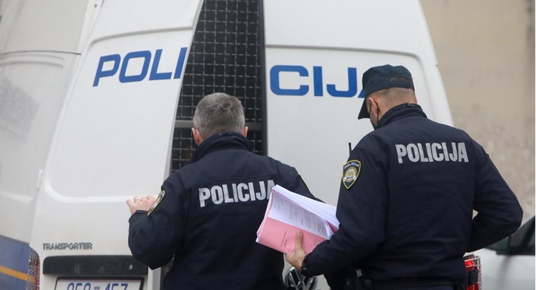 Muškarci uhićeni zbog prijetnje načelniku Udbine, pred zgradom se okupila rodbina