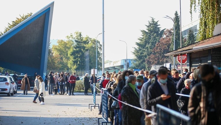 VIDEO Velike gužve za cijepljenje na Velesajmu, ljudi čekaju u redovima