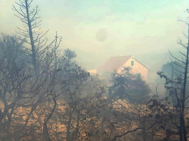 Izbio požar na Braču, stigla zračna pomoć