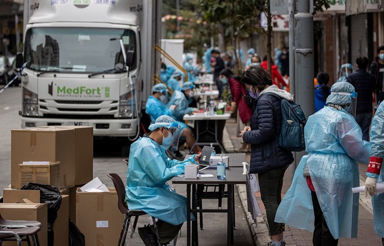 Hong Kong zbog novog vala zaraze prvi put uvodi karantenu