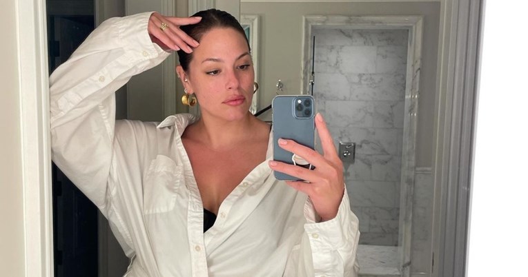 Ashley Graham skinula sve sa sebe i pokazala strije nastale u trudnoći