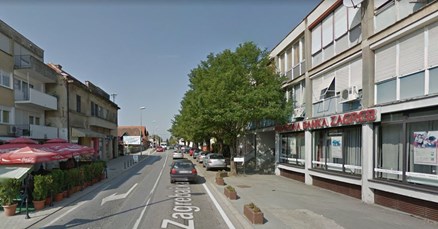 Biciklist u Popovači pao pod auto, liječnici mu se bore za život