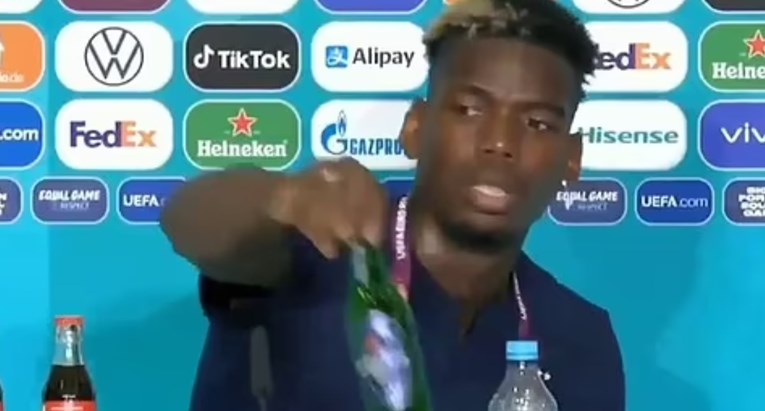 Nakon što je Ronaldo ljutito sa stola sklonio Colu, Pogba dan kasnije sklonio pivo