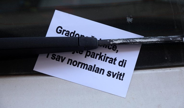VIDEO Na autima Šibenčana netko ostavlja poruke gradonačelniku