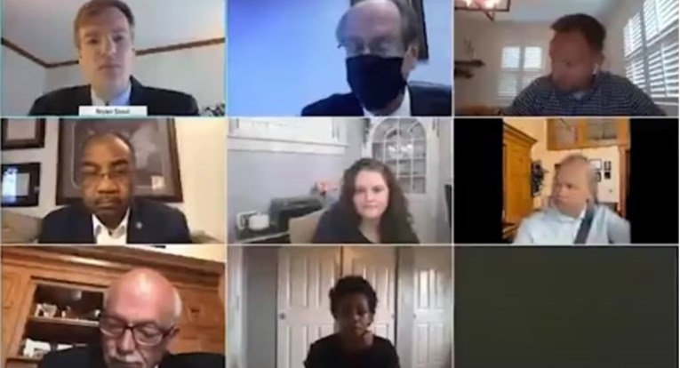 Senator vozio tijekom Zoom sastanka, stavio virtualnu pozadinu i mislio da se ne kuži