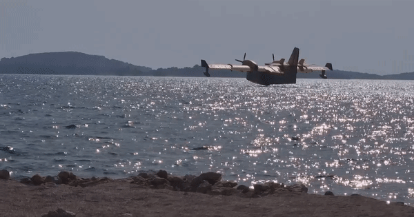 VIDEO Izbio požar kod Šibenika, širi se. Na terenu deseci vatrogasaca i tri kanadera