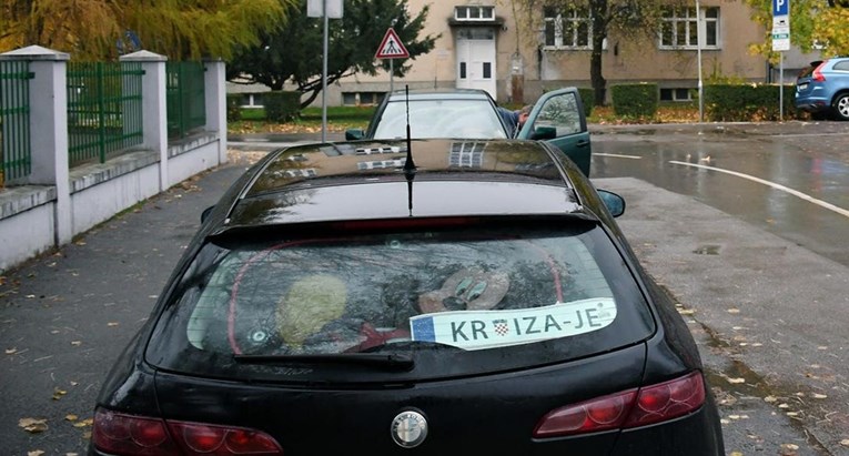 Vozač iz Siska opisao situaciju u društvu pomoću registracijske oznake