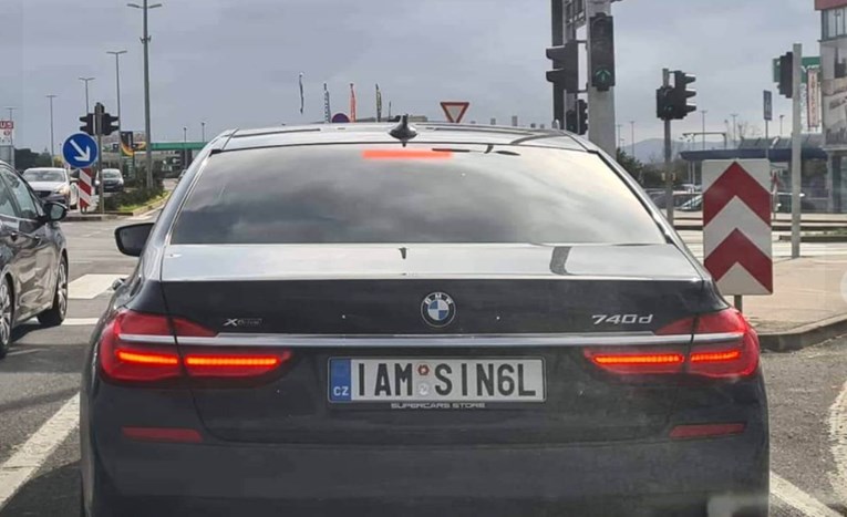 Registracija na BMW-u nasmijala Dalmatince: Ima li čovik kakve šanse prid Valentinovo