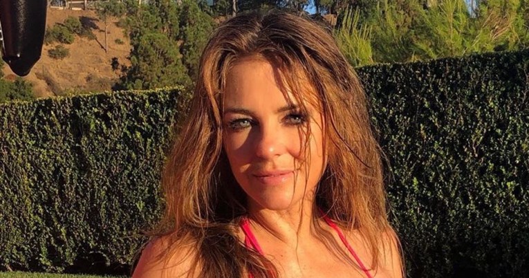 Elizabeth Hurley u ružičastom bikiniju pokazala liniju iz snova: Spektakularna žena
