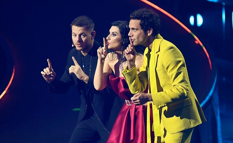 Nakon što se umalo onesvijestila na Eurosongu, Laura Pausini objavila da ima koronu