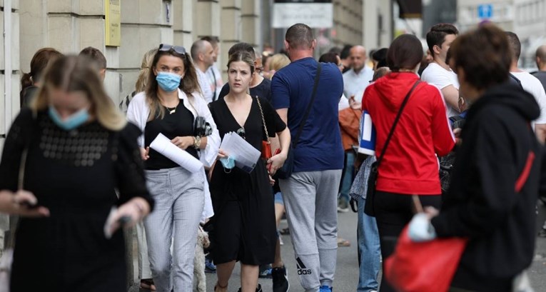 Pogledajte gužvu pred policijom u Zagrebu zbog novih osobnih iskaznica