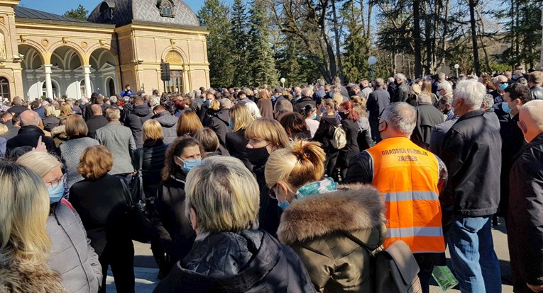 FOTO Na sprovodima je dozvoljeno 25 ljudi. Pogledajte Bandićev sprovod