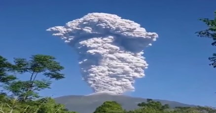 VIDEO Erupcije vulkana na otoku Javi u Indoneziji, dim i pepeo se dižu kilometrima u zrak