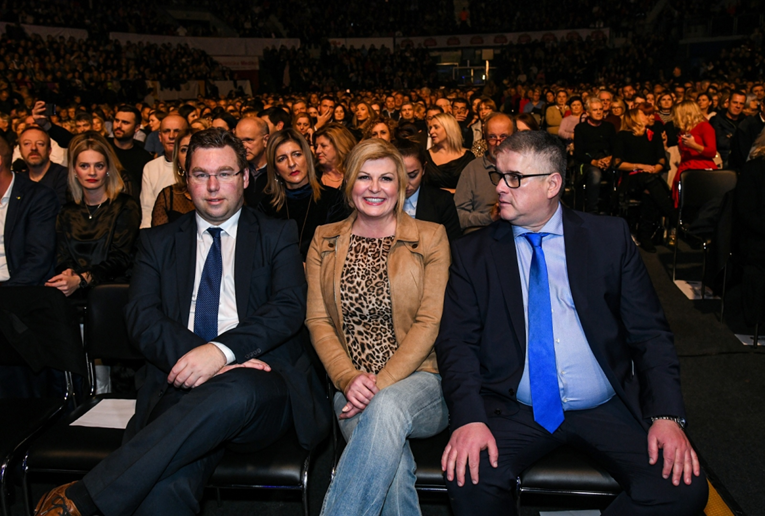 Kolinda na koncert klape Intrade stigla u kožnjaku, trapericama i leopard uzorku
