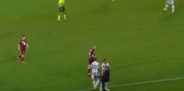 Allegri udario nogom u stražnjicu Bernardeschija, pogledajte njegovu reakciju